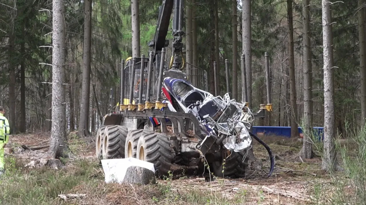 Bergung eines abgestürzten Kleinflugzeugs im Wald