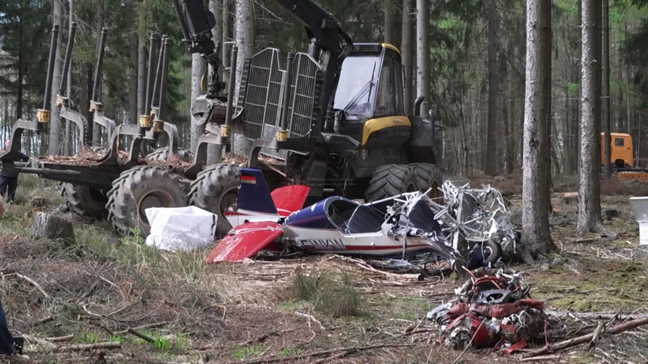Wrack eines Kleinflugzeugs im Wald bei Hürtgenwald