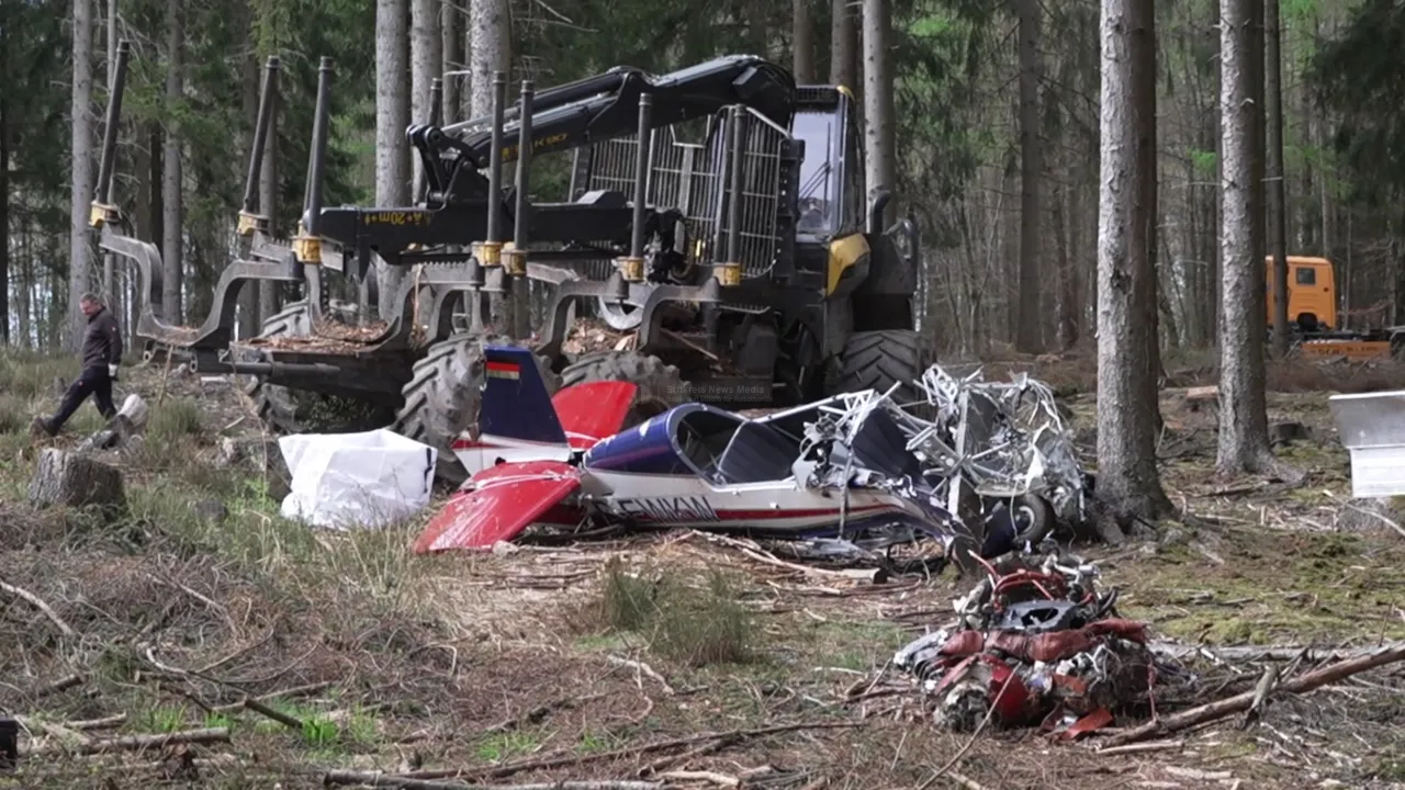Wrack eines Kleinflugzeugs nach Absturz im Wald bei Hürtgenwald