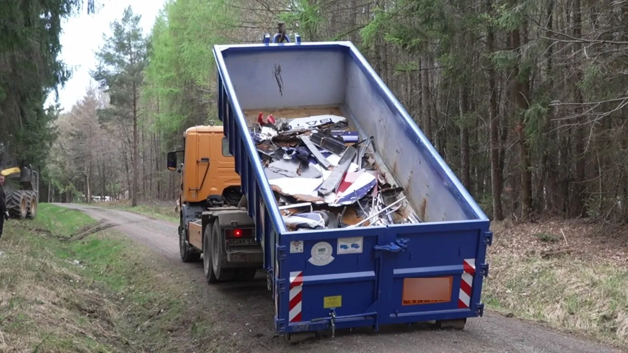 Bergung des Wracks eines Kleinflugzeugs an Waldweg