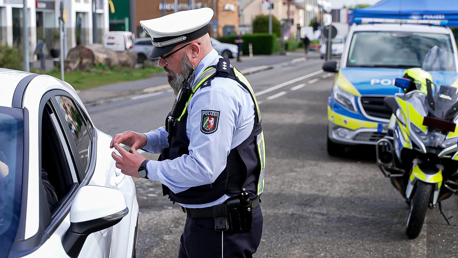 Polizeikontrolle auf der B265 bei Hürth