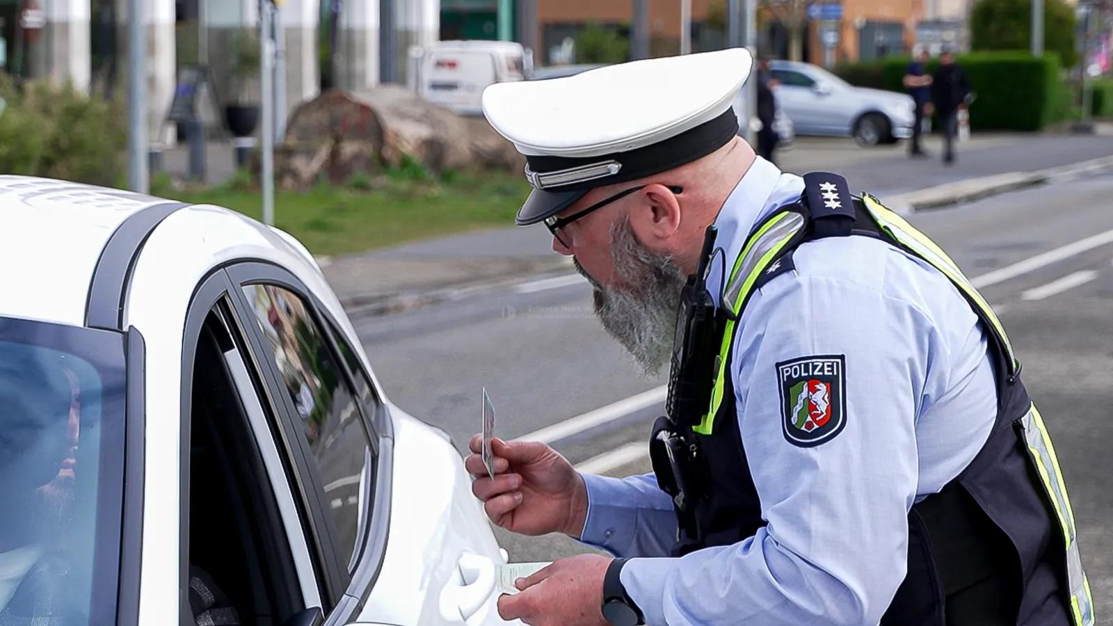 Polizist kontrolliert Fahrzeug bei Verkehrskontrolle in Hürth