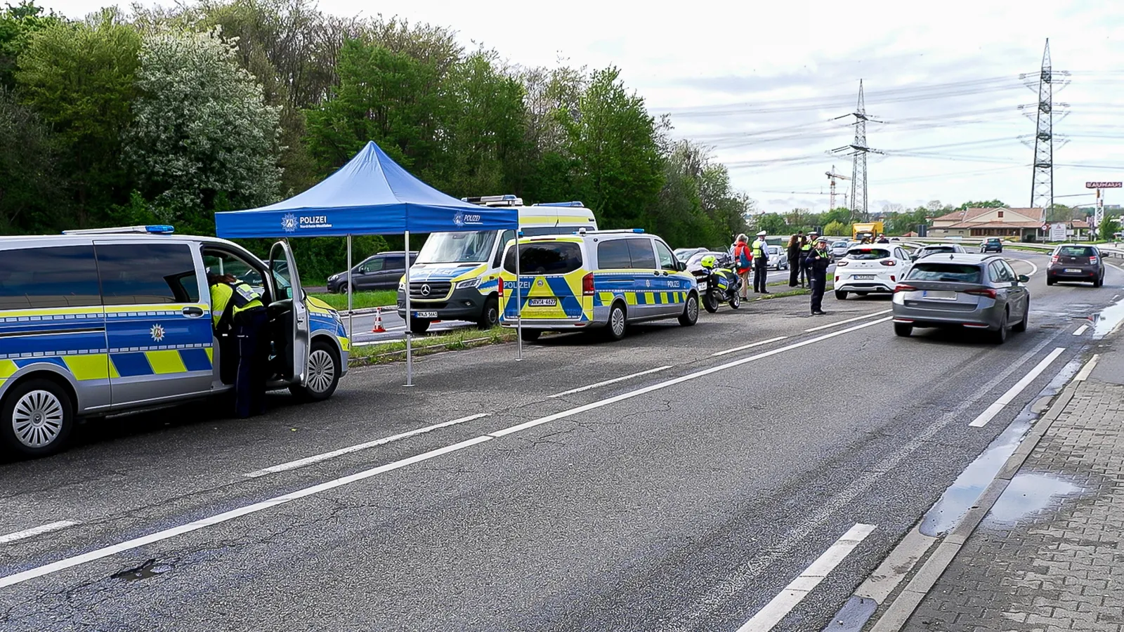 Polizei kontrolliert Fahrzeuge während Speed Week – Alkohol-