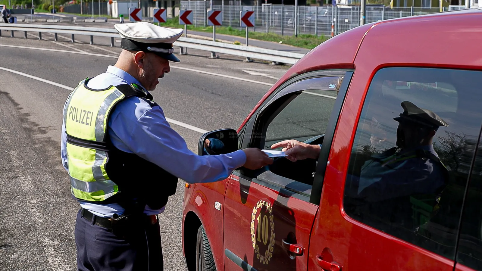 Polizei kontrolliert Fahrzeuge während Speed Week – Alkohol-