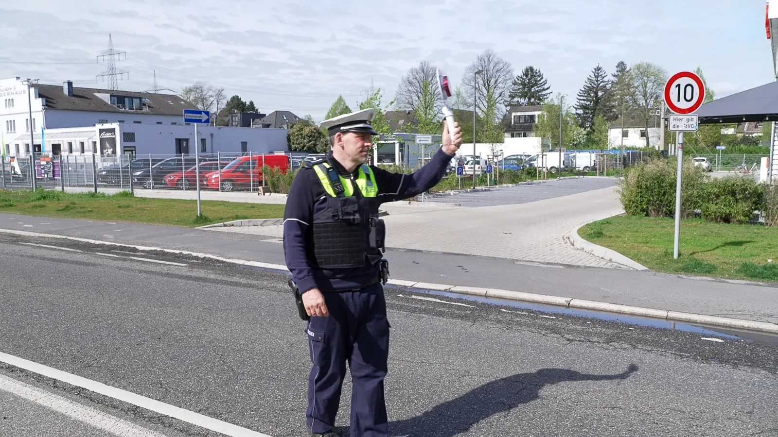 Polizei kontrolliert Fahrzeuge während Speed Week – Alkohol-