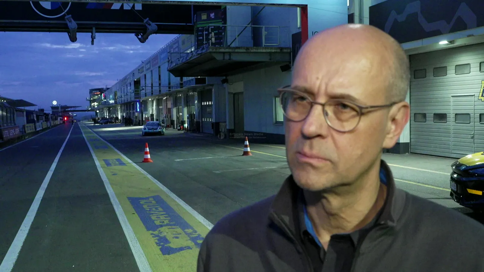 O-Ton mit Michael Kramp in der Boxengasse der Nürburgring-Nordschleife bei Dämmerung