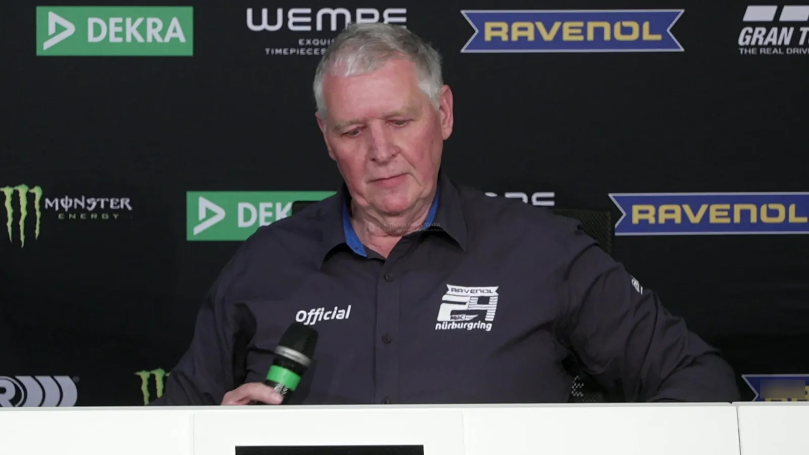 Offizieller bei Pressekonferenz zu Unfall bei ADAC 24h Nürburgring Qualifiers