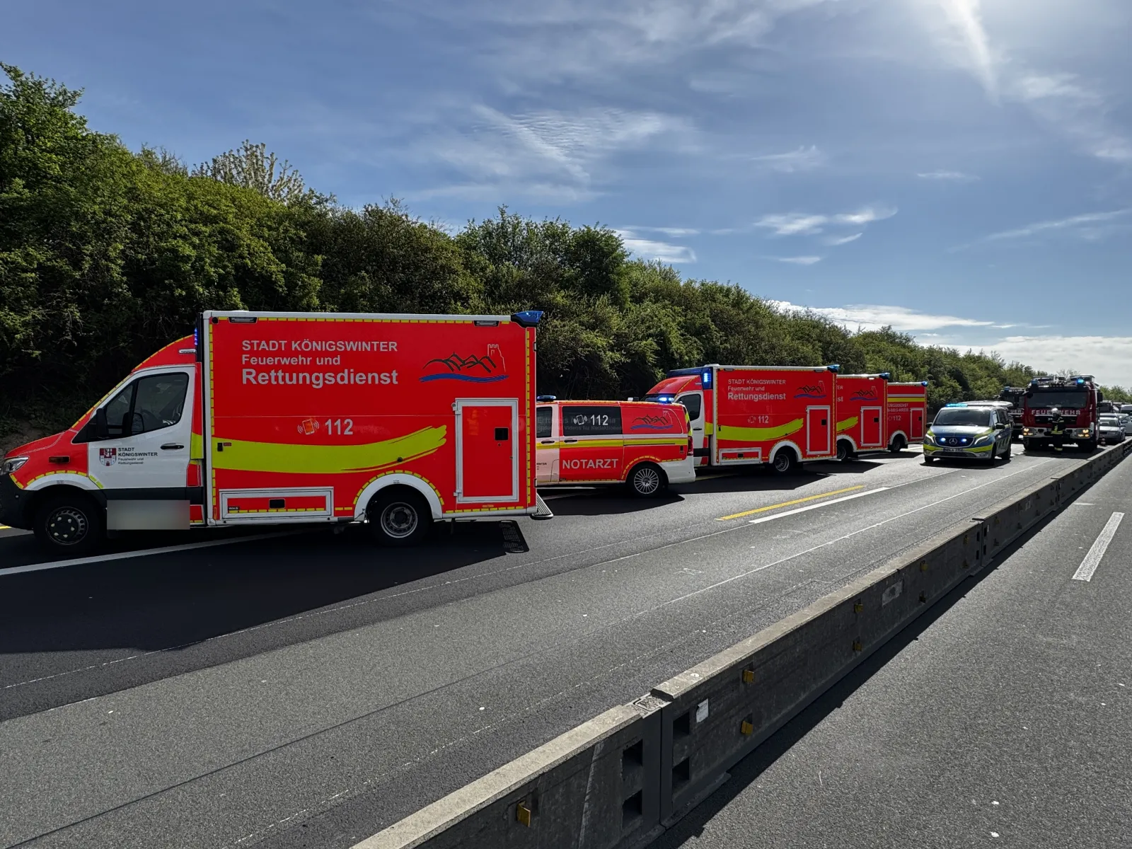 Einsatzfahrzeuge bei Verkehrsunfall auf der A3 bei Siegburg