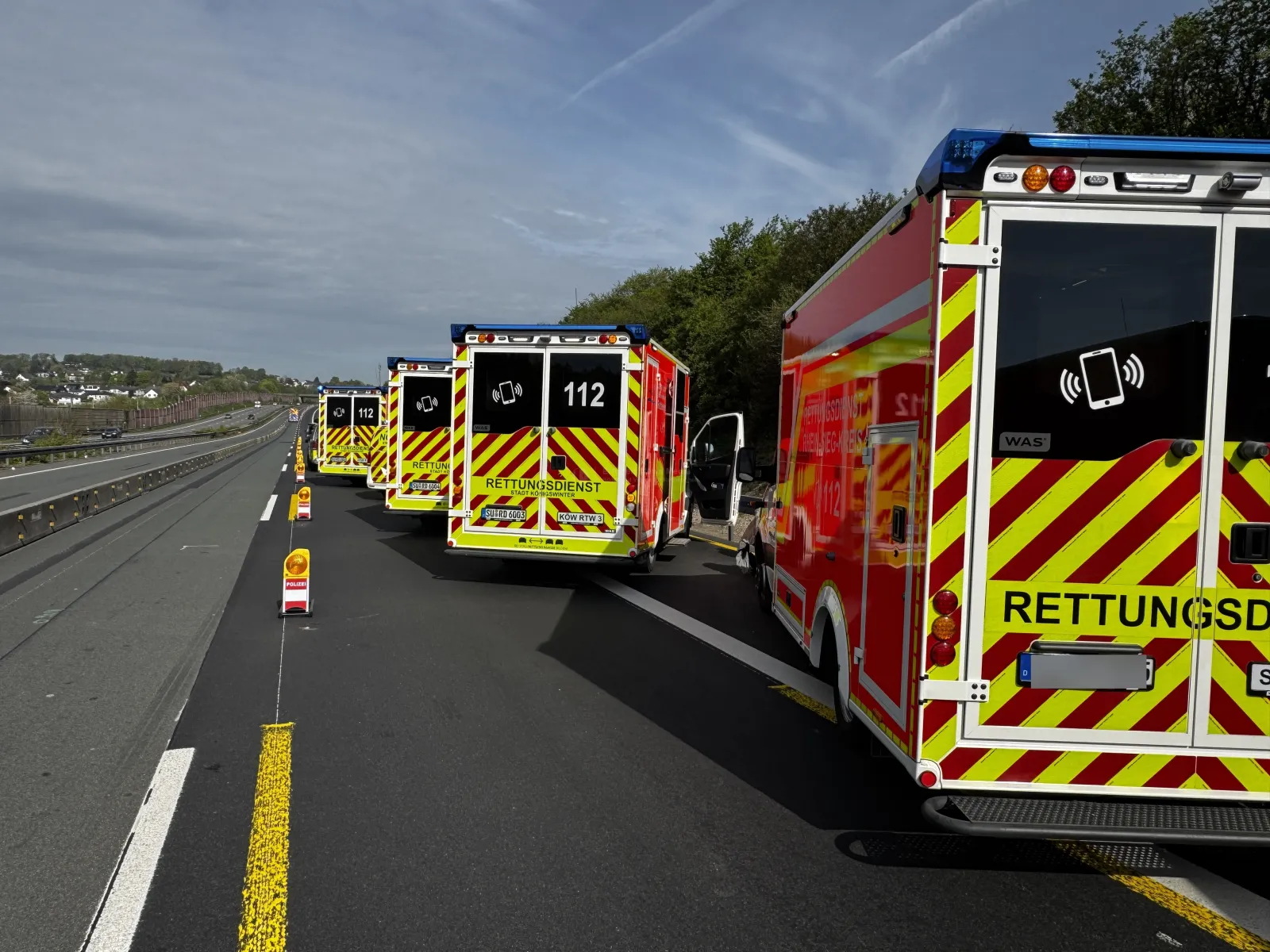 Rettungswagen auf gesperrter Spur der A3 bei Siegburg