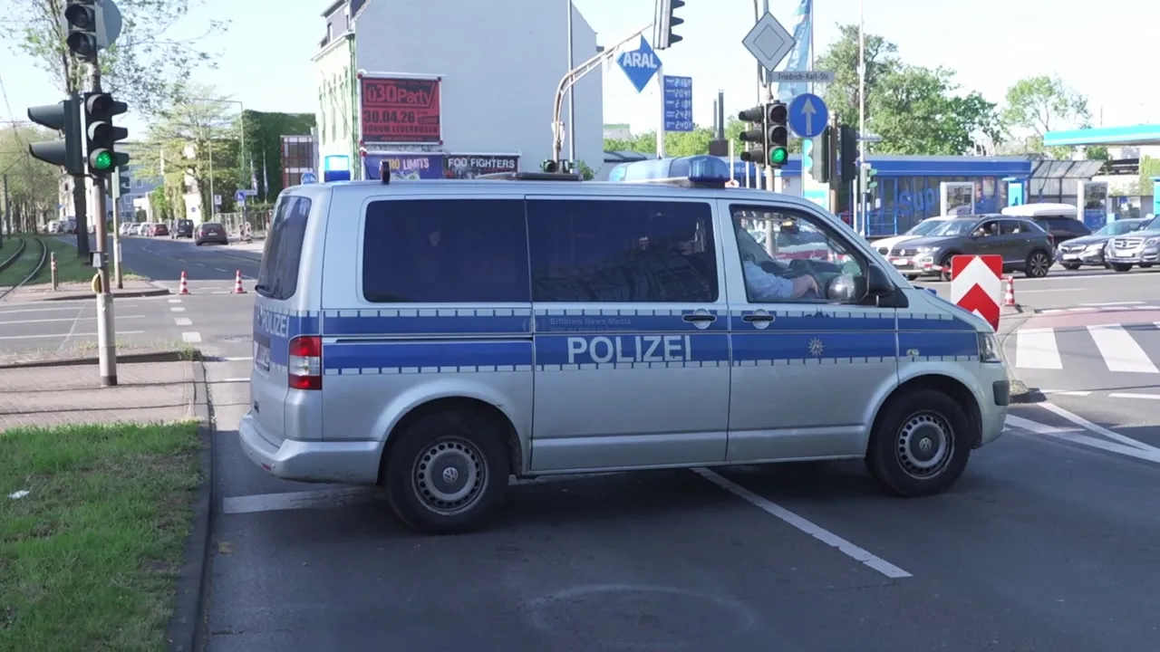 Polizeifahrzeug sperrt Straße in Köln-Niehl