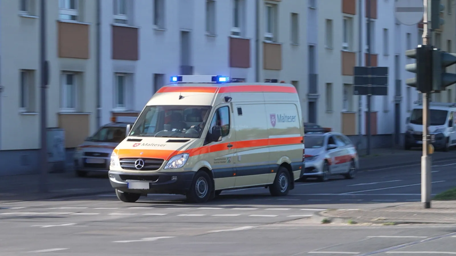Rettungsfahrzeuge in Köln-Niehl im Einsatz