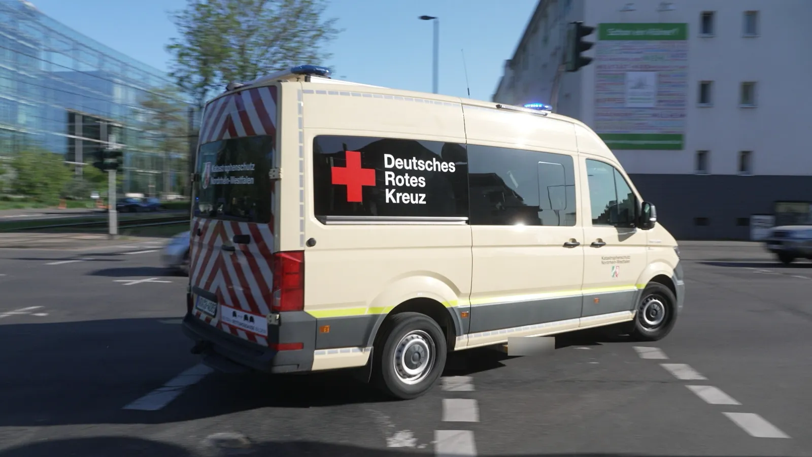 Rettungsfahrzeug des Deutschen Roten Kreuzes in Köln