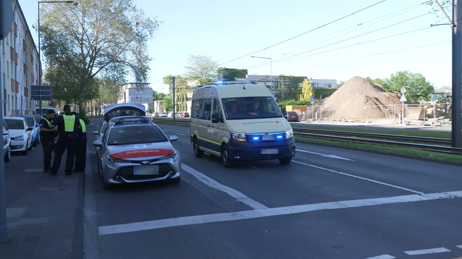 Einsatzfahrzeuge bei Bombenfund in Köln-Niehl