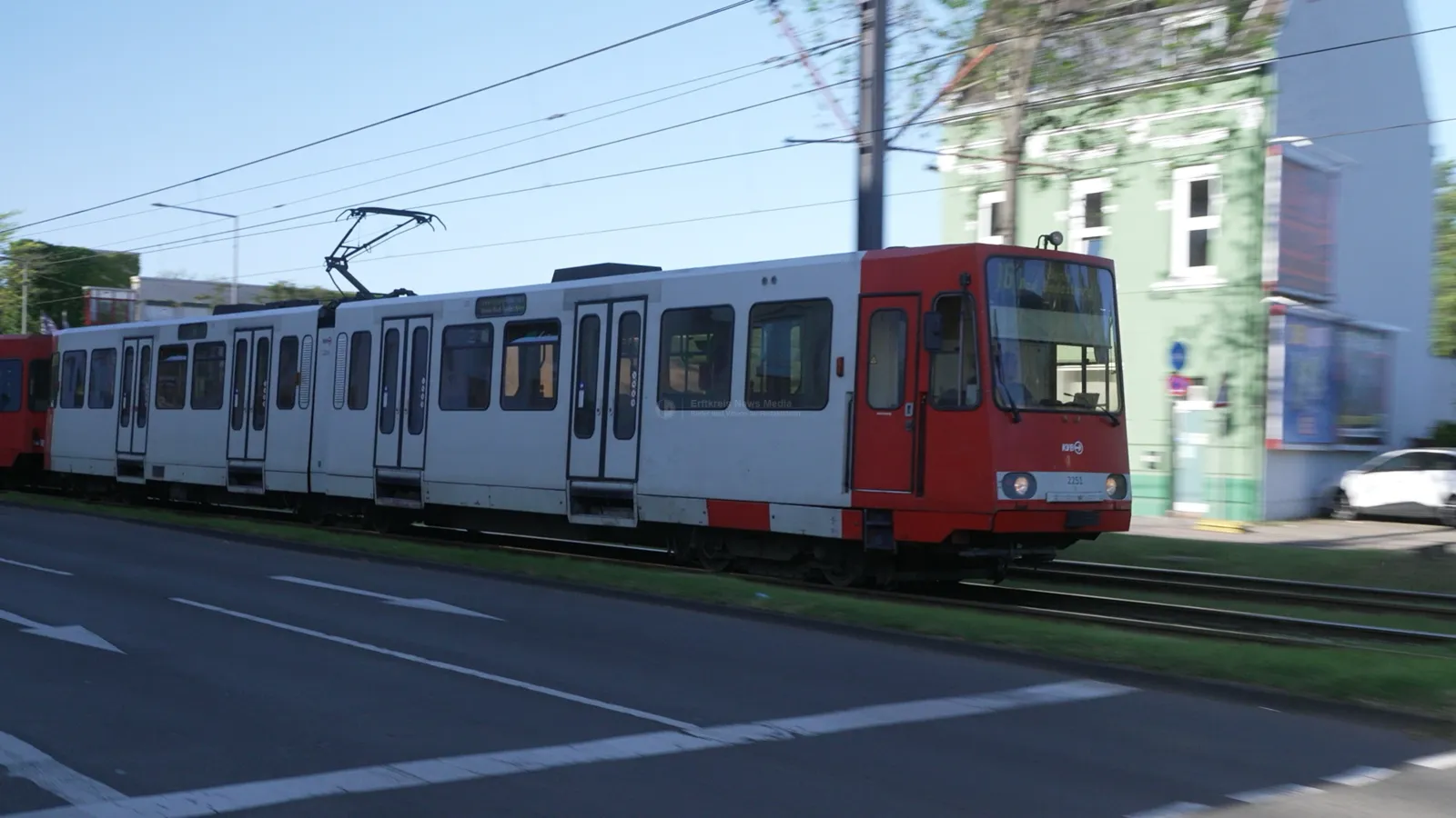 Kölner Straßenbahn auf Gleis neben Straße