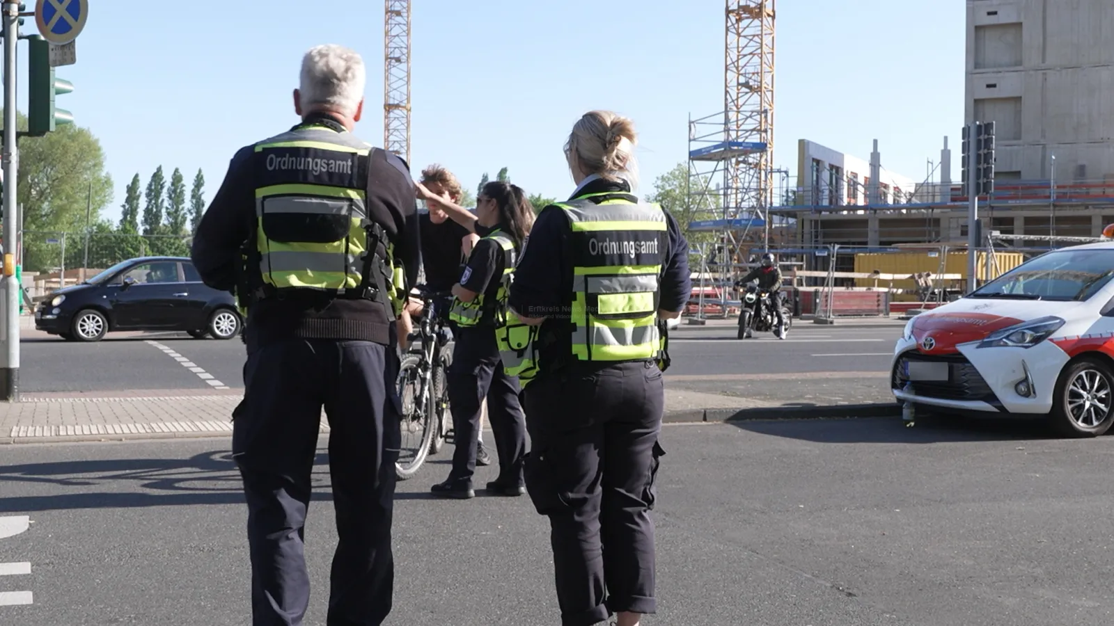 Einsatzkräfte des Ordnungsamts in Köln-Niehl