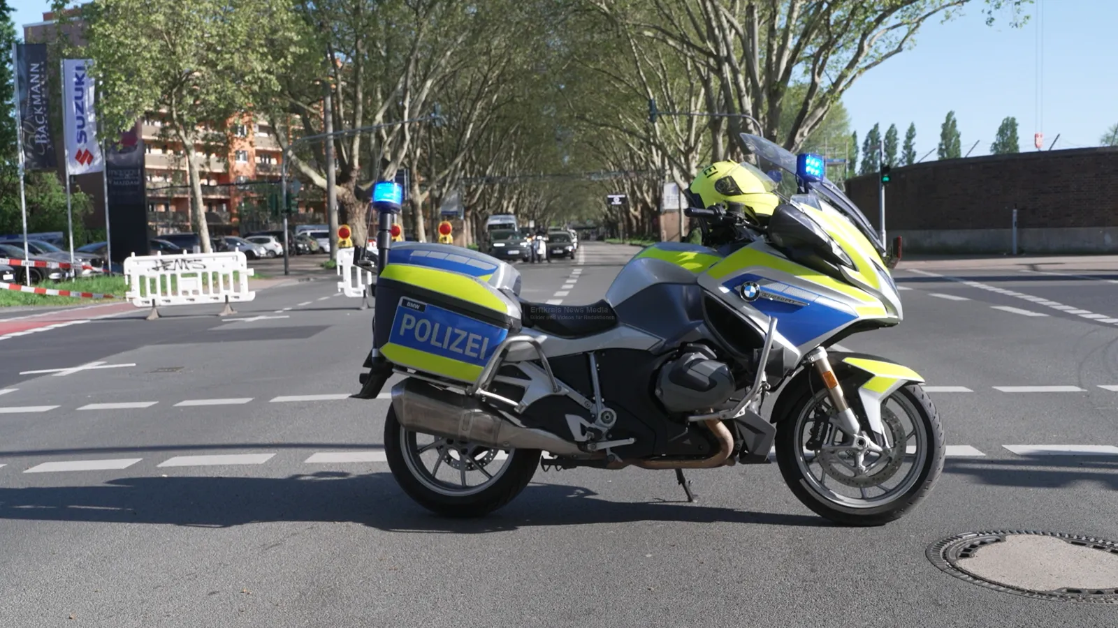 Polizeimotorrad sichert Straßensperre in Köln-Niehl