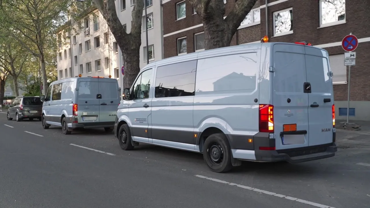 Fahrzeuge bei Bombenfund in Köln-Niehl