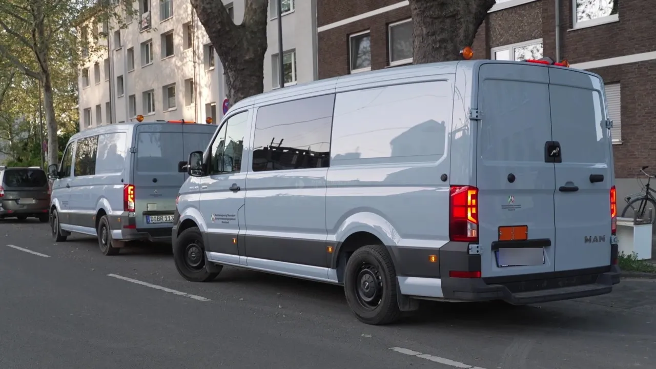 Fahrzeuge des Kampfmittelräumdienstes in Köln-Niehl