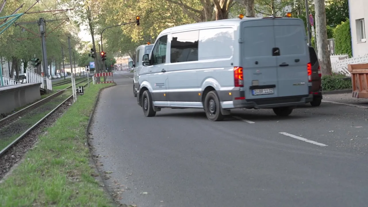 Fahrzeuge auf Straße in Köln-Niehl