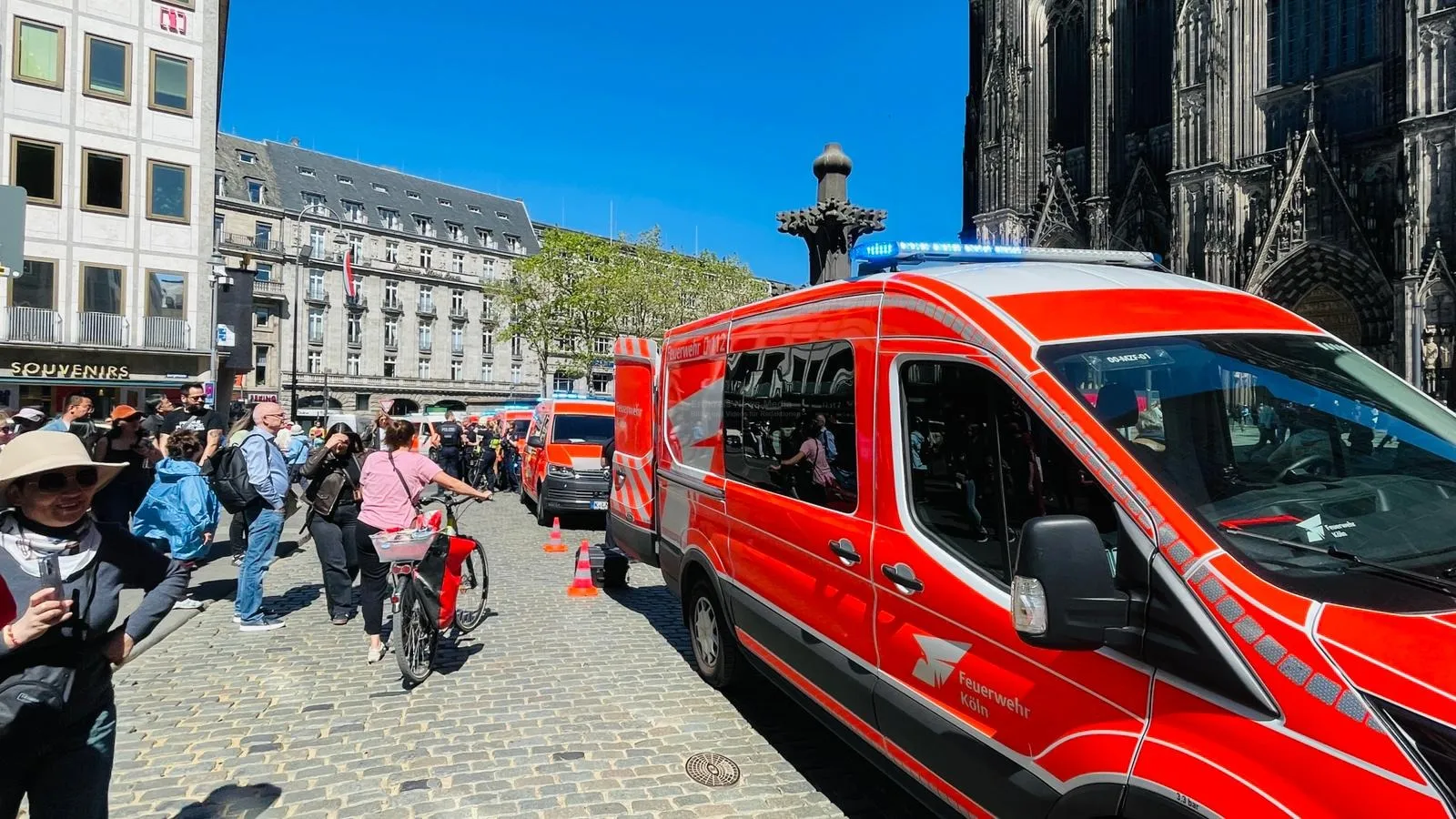 Feuerwehrfahrzeuge am Kölner Dom