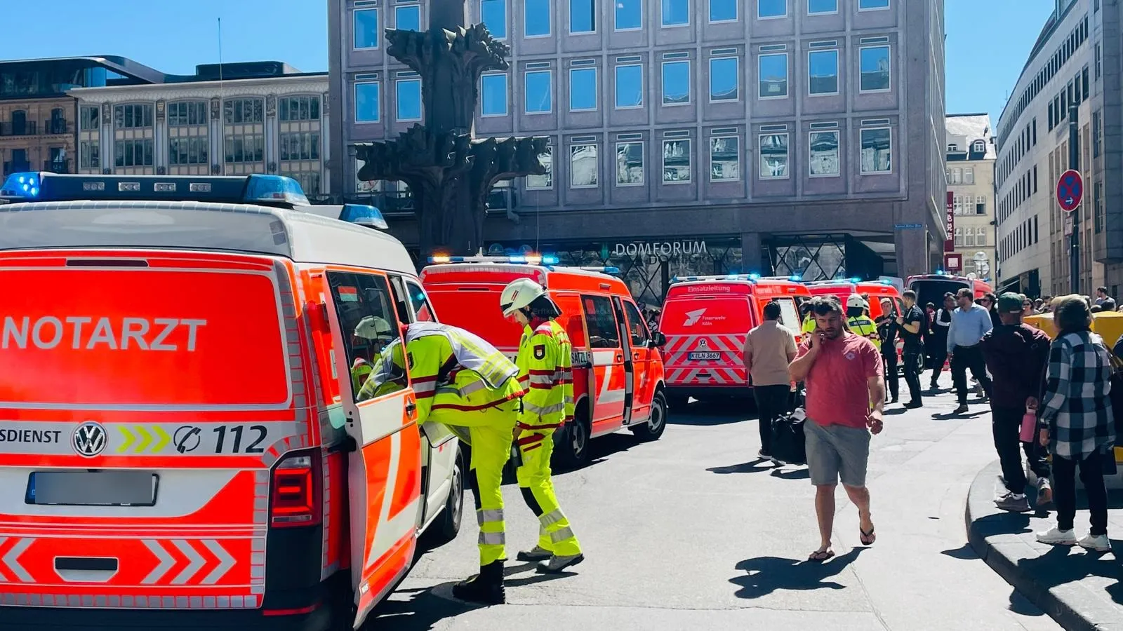 Feuerwehr und Rettungsdienst am Kölner Dom im Einsatz