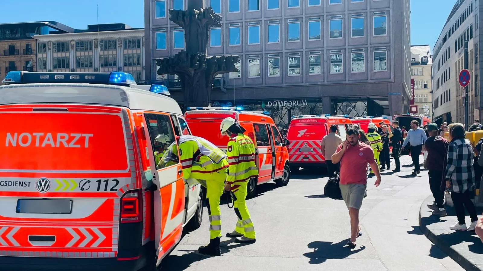 Feuerwehr Köln im Großeinsatz am Kölner Dom