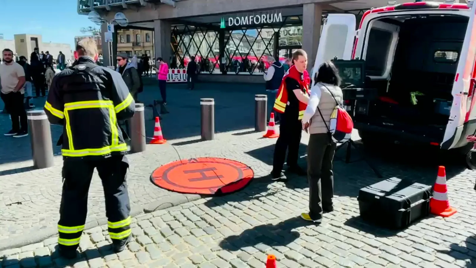 Feuerwehr Köln am Kölner Dom im Einsatz