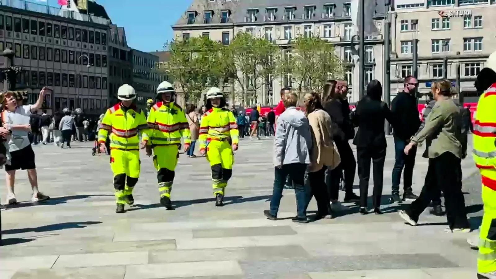Feuerwehr Köln am Einsatzort nahe Dom