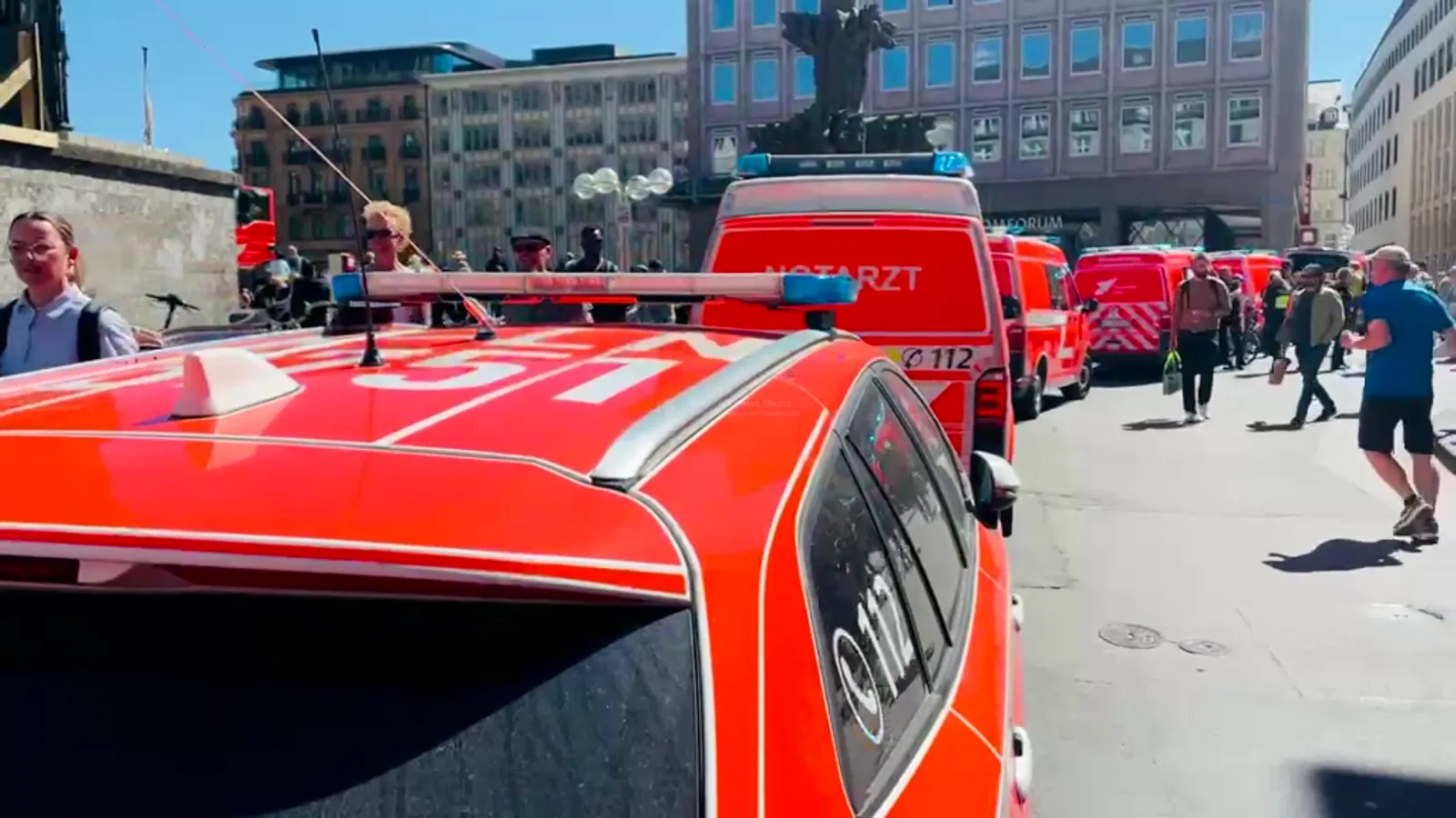 Großaufgebot der Feuerwehr Köln am Dom