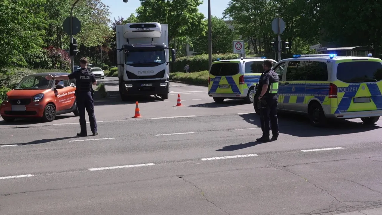 Polizeisperrung nach Unfall in Erftstadt