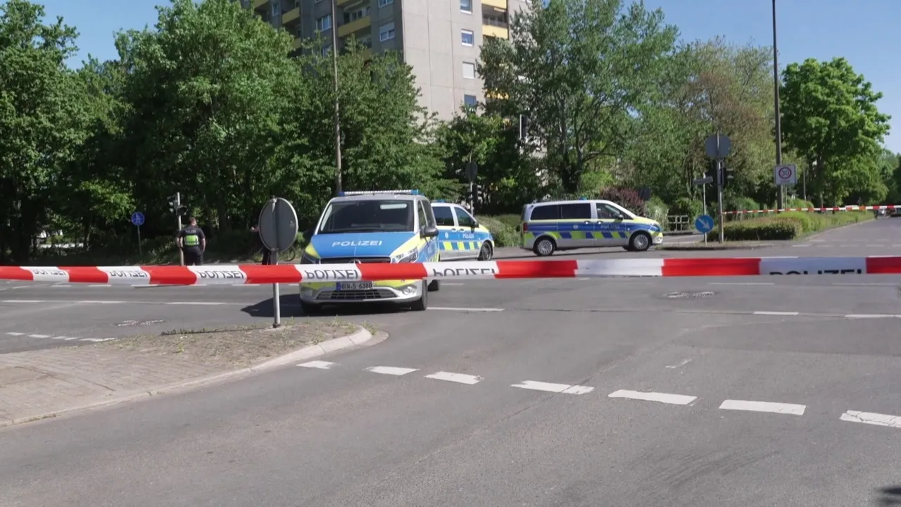 Polizei sperrt Unfallstelle in Erftstadt ab
