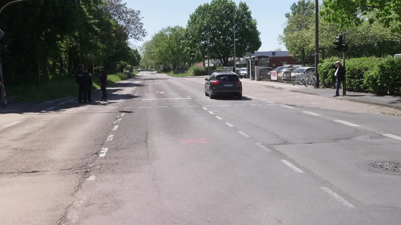 Unfallstelle in Erftstadt mit Ermittlern