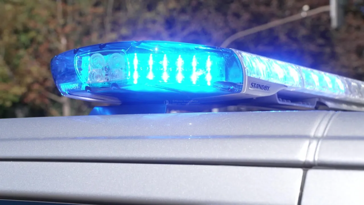 Blaulicht eines Polizeifahrzeugs bei Unfall in Erftstadt