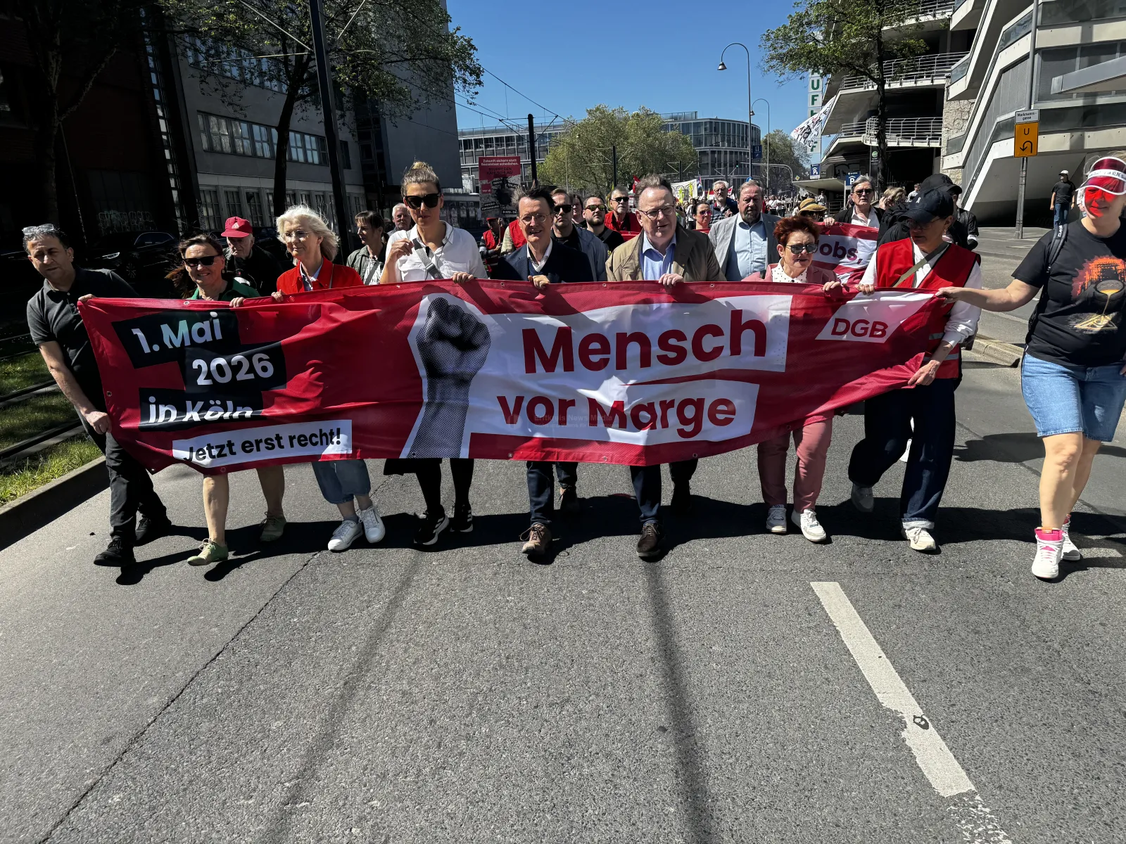 1. Mai in Köln: DGB demonstriert am Heumarkt für Jobs, Sozials mit Oberbürgermeister Torsten Burmester sowie ex. Bundesgesundheitsminister Karl Lauterbach.