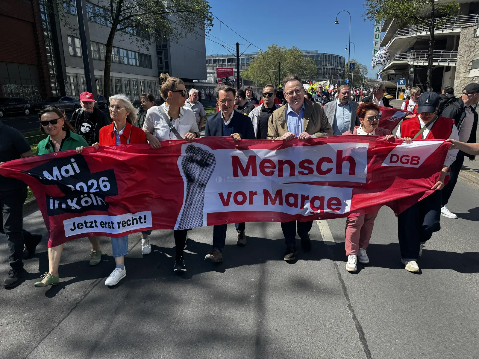 1. Mai in Köln: DGB demonstriert am Heumarkt für Jobs, Sozials mit Oberbürgermeister Torsten Burmester sowie ex. Bundesgesundheitsminister Karl Lauterbach.