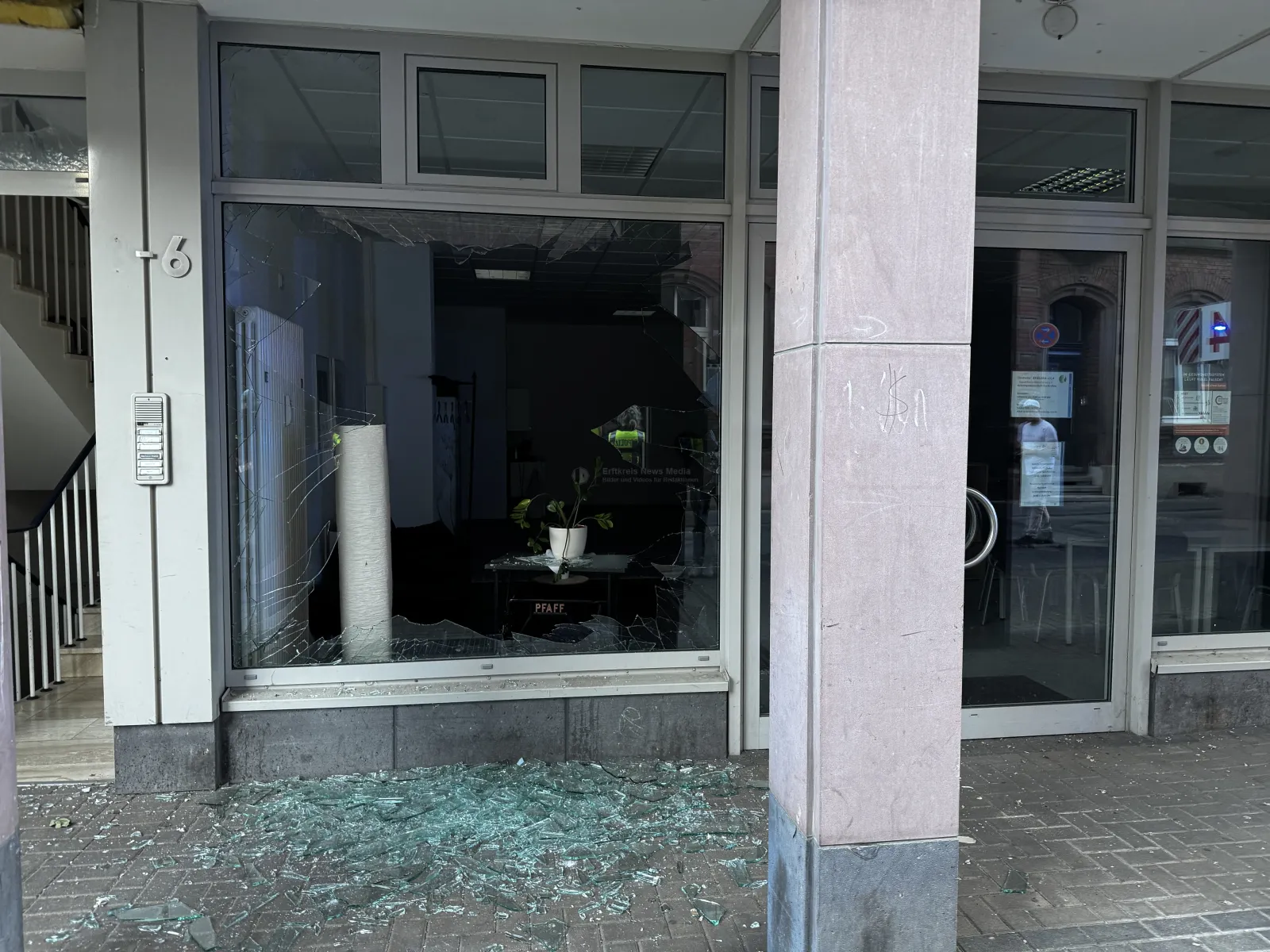 Zerstörte Schaufensterscheibe in Euskirchen