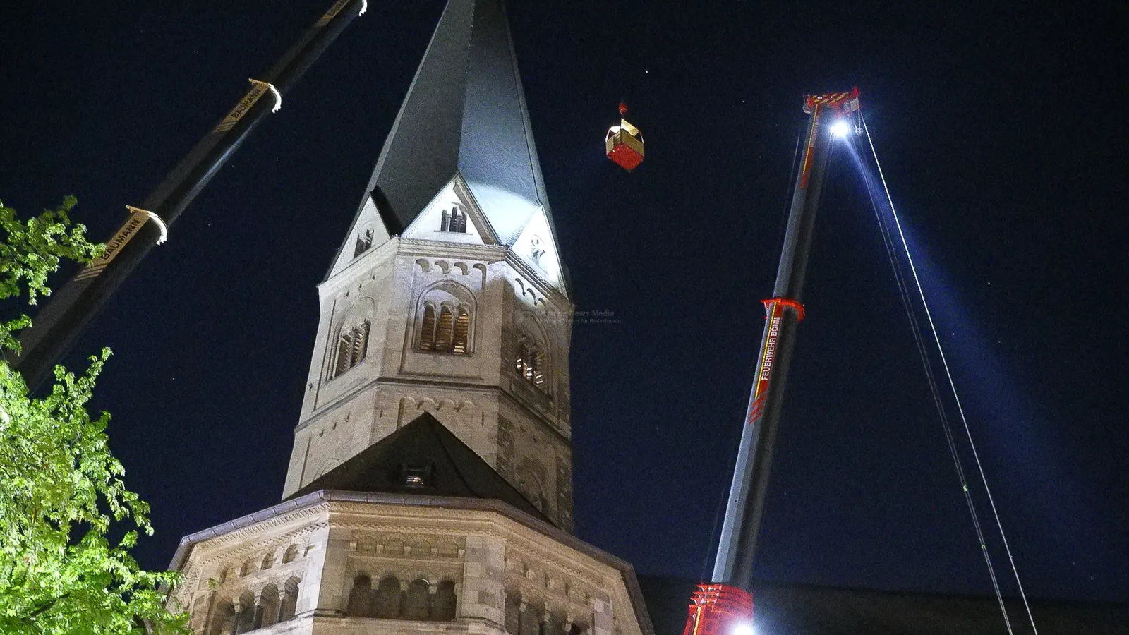 Einsatz am Bonner Münster mit Kran