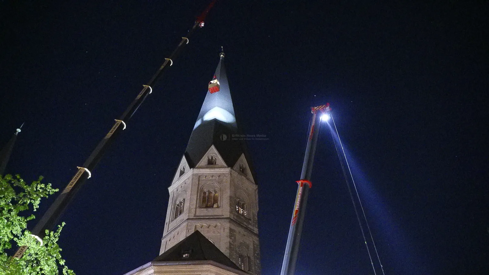 Feuerwehr mit Kran am Bonner Münster