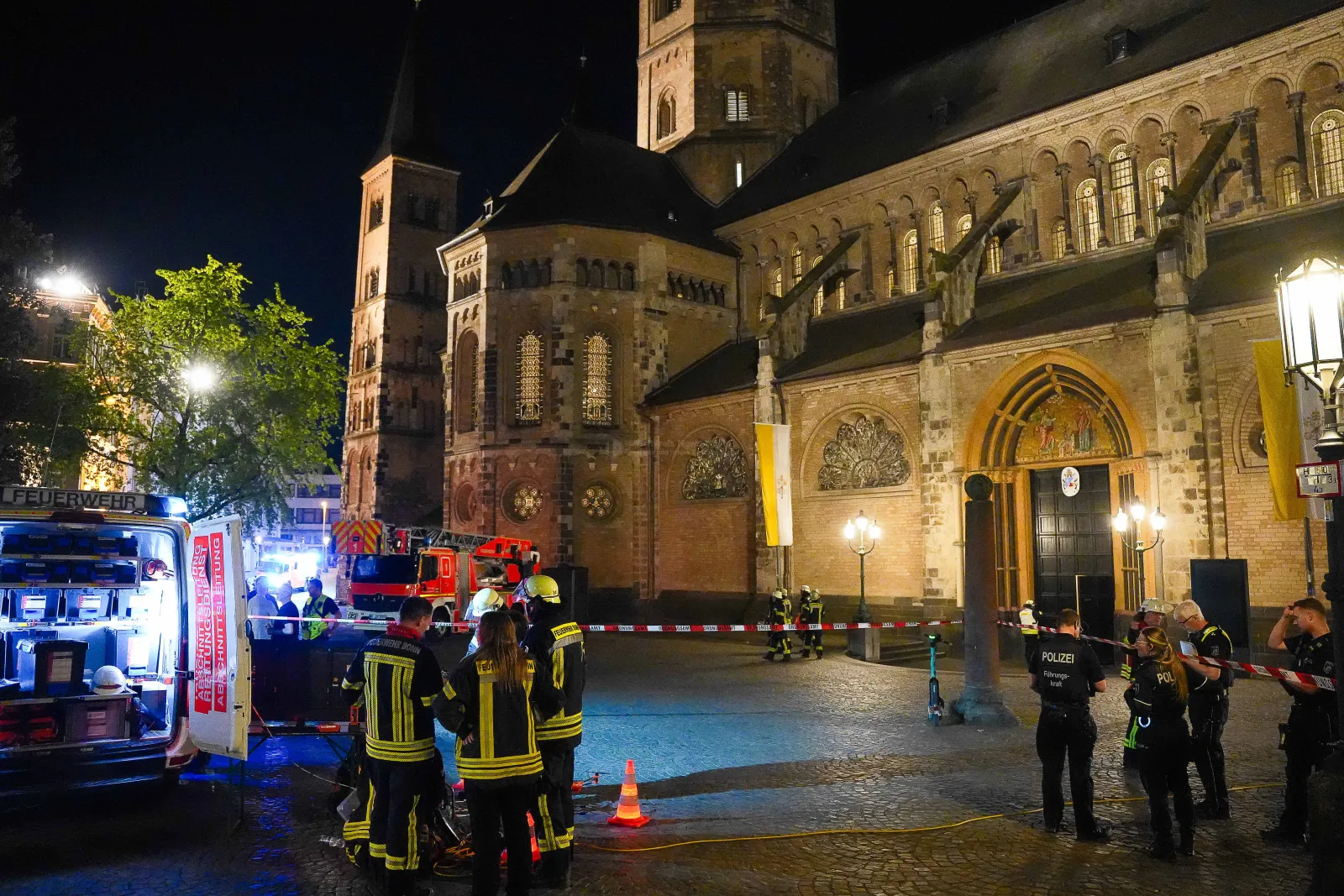Feuerwehreinsatz am Bonner Münster in der Nacht