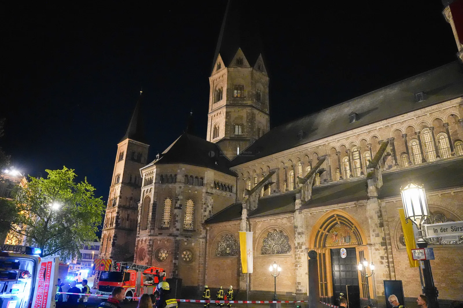 Feuerwehreinsatz am Bonner Münster bei Nacht