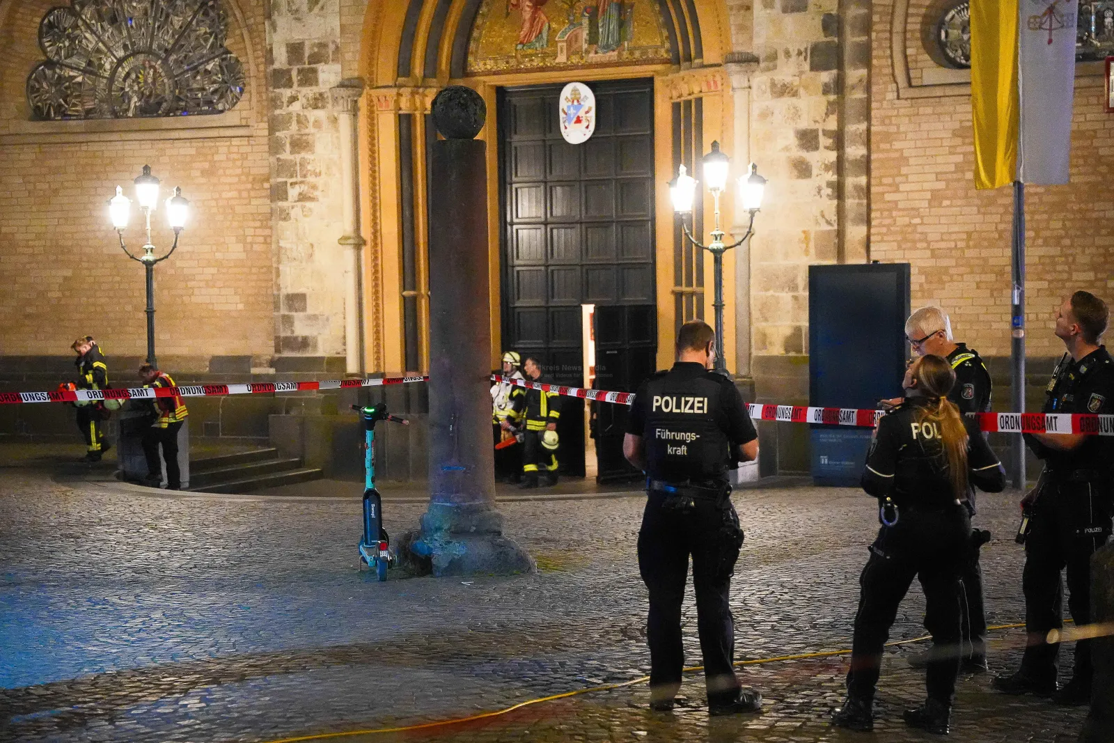 Feuerwehr und Polizei am Bonner Münster im Einsatz