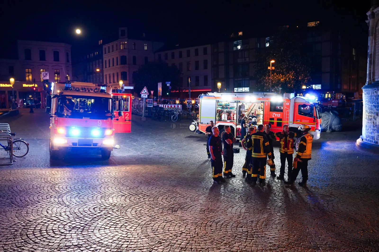 Feuerwehreinsatz am Bonner Münster bei Nacht