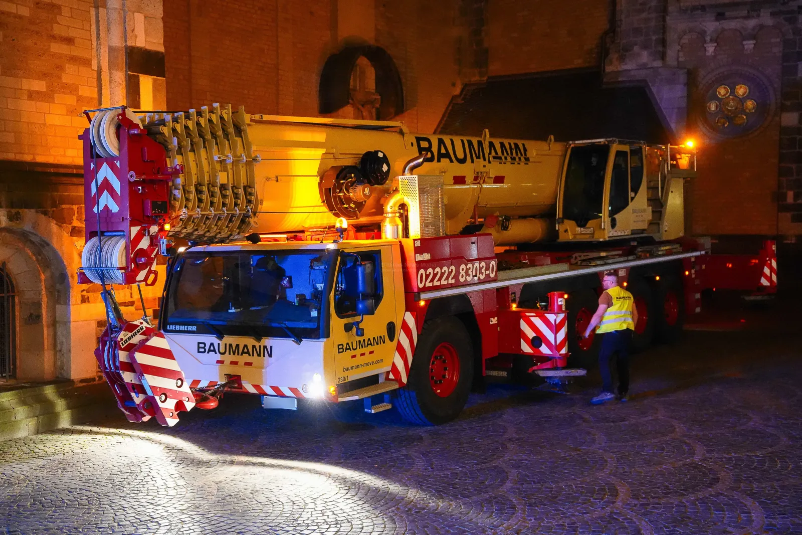 Kran der Firma Baumann am Bonner Münster