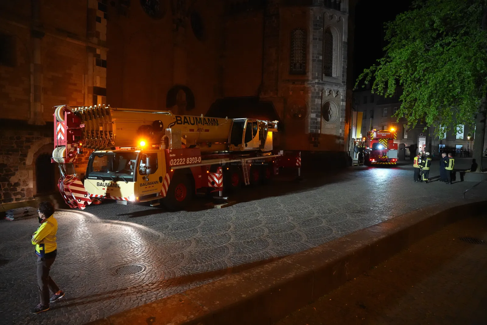 Feuerwehreinsatz am Bonner Münster mit Kran Baumann