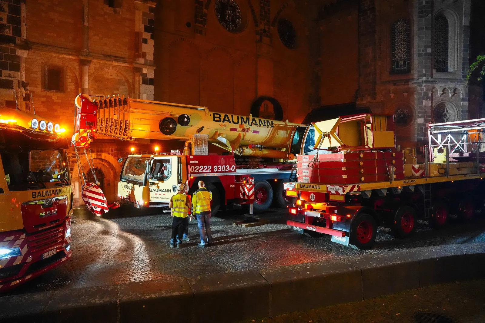 Kran-Einsatz am Bonner Münster bei Nacht