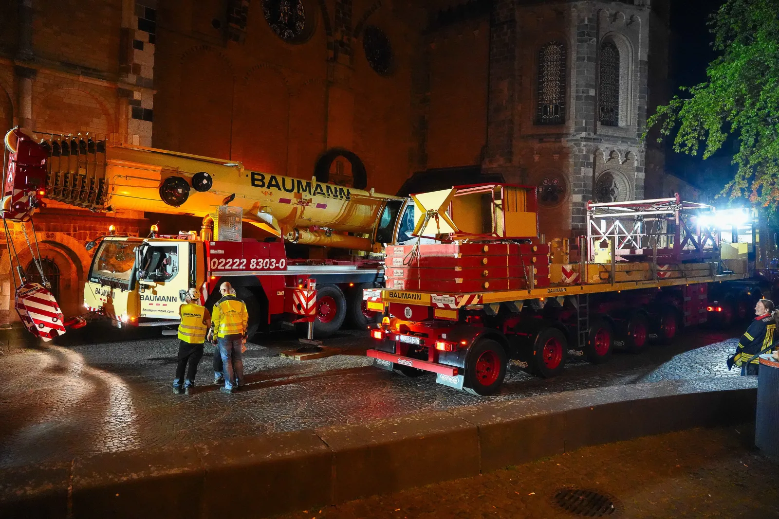 Kran-Einsatz am Bonner Münster in der Nacht