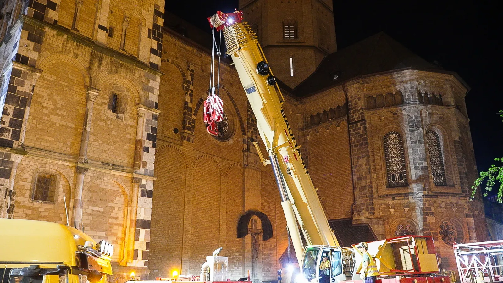 Kran am Bonner Münster bei Feuerwehreinsatz
