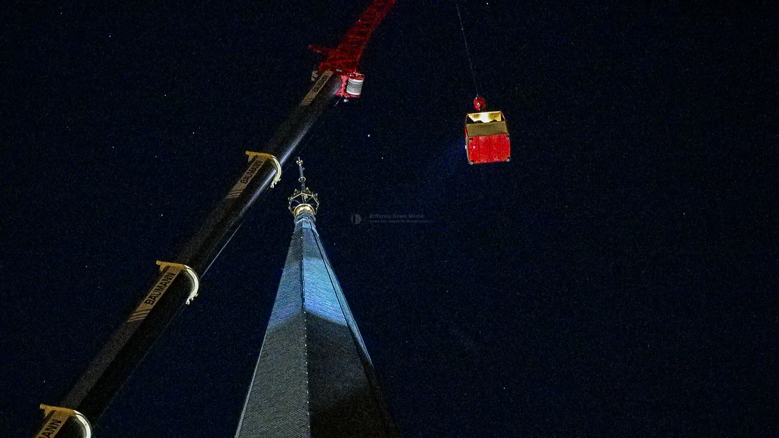 Kran am Turm des Bonner Münsters im Einsatz