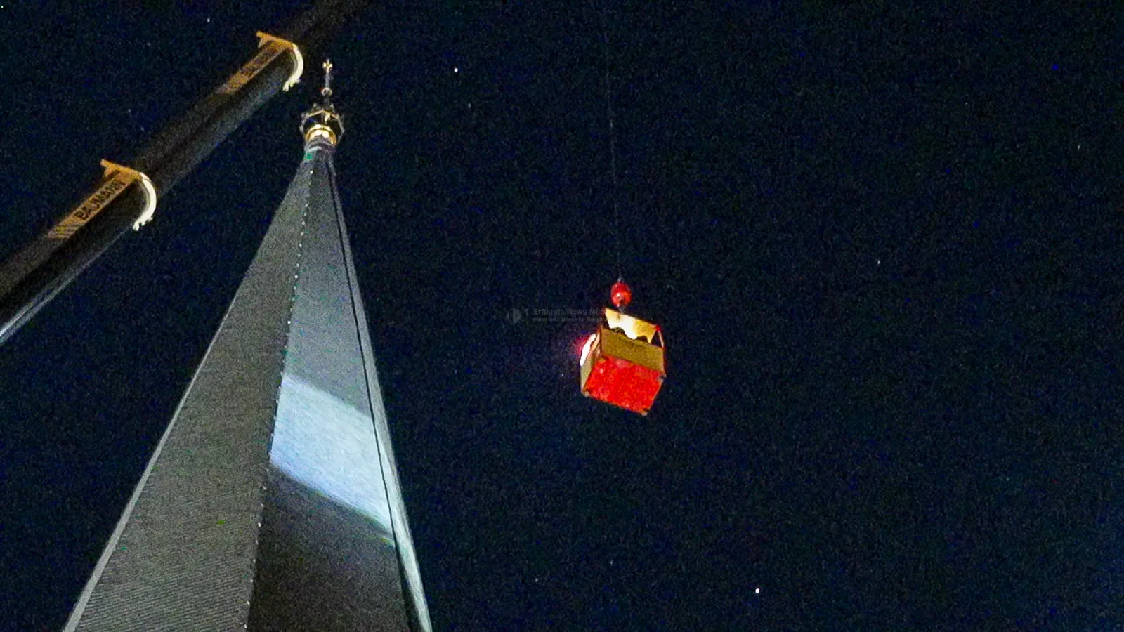 Kran im Einsatz am Turm des Bonner Münsters