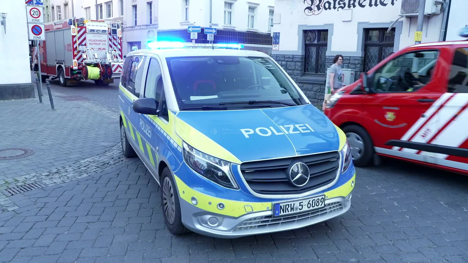 Polizei- und Feuerwehrfahrzeuge bei Einsatz in Euskirchen